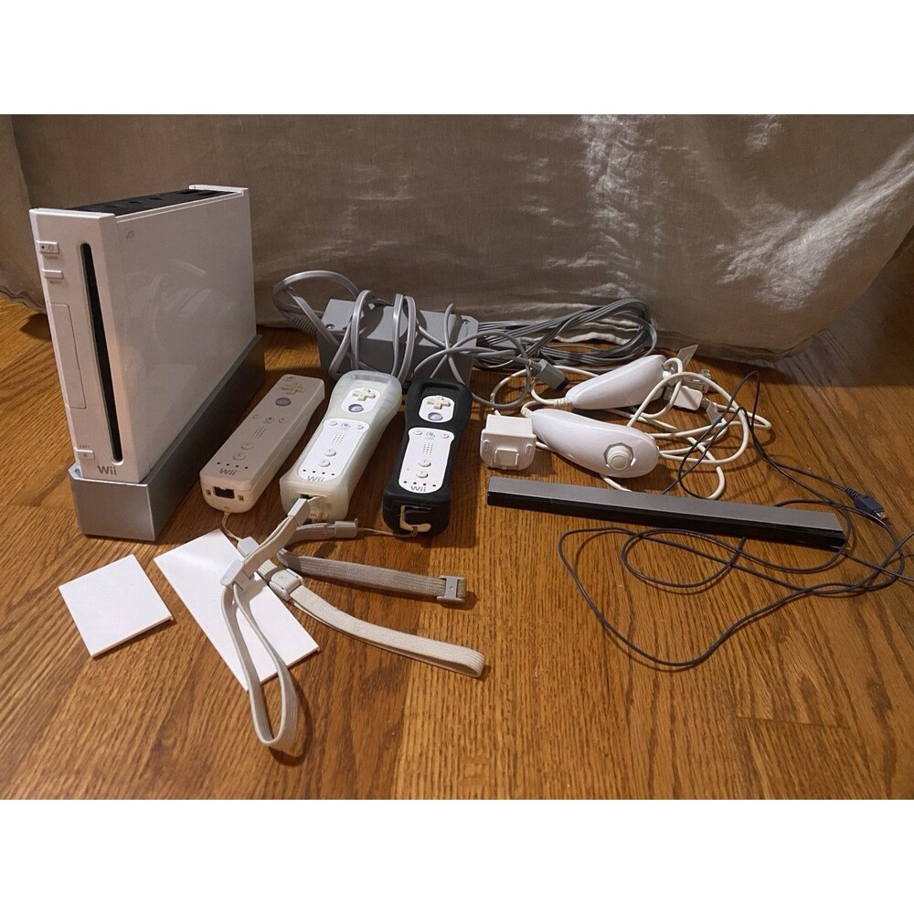 Nintendo Wii RVL-001 US Console - White 3 remotes, 2 Nunchuks All Cables Tested